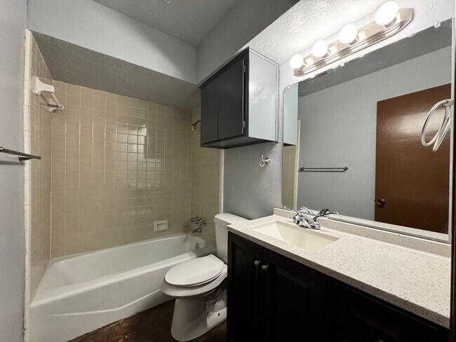 Building Photo - NW 7th Duplex