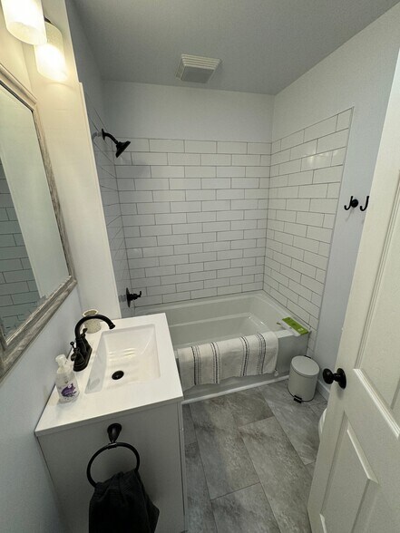 Building Photo - 9525 Sherwood Pl