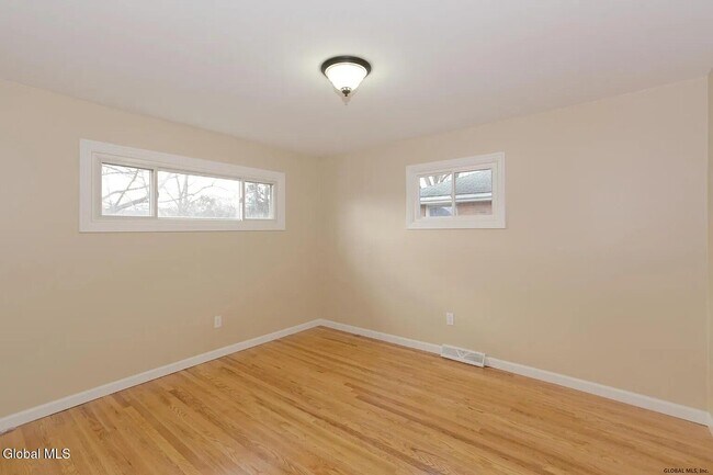 Building Photo - 614 Park Ave