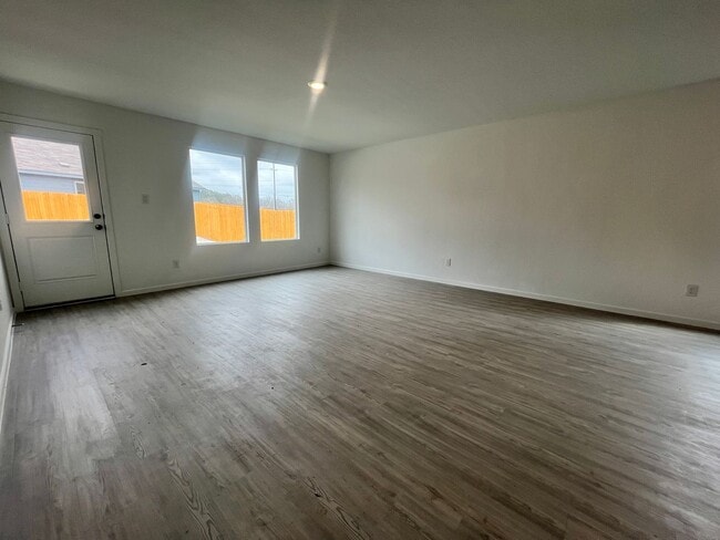 Building Photo - Charming 3 Bedroom/2 Bath Home *St. Hedwig...
