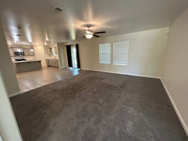 Building Photo - Spacious 5 Bedroom 4 Bathroom in Tulare!!