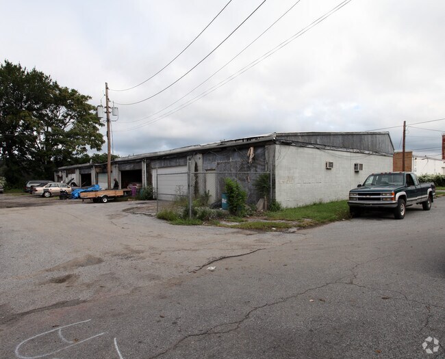 Building Photo - 802 E 13th St