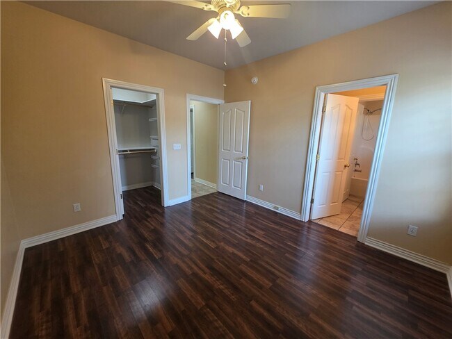 Building Photo - 302 Cross Creek Dr
