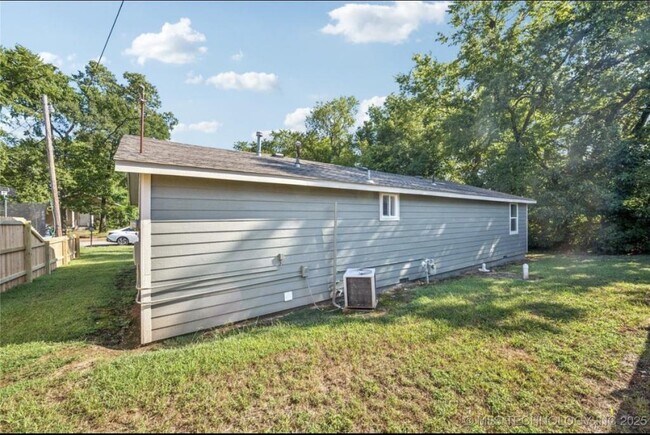 Building Photo - 306 Short St