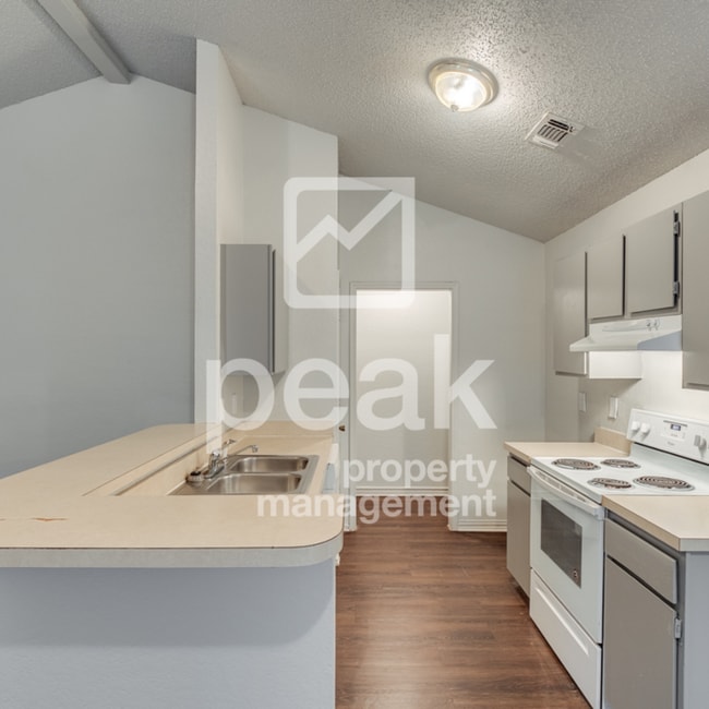 Building Photo - $1365! 2 Bed/ 2 Bath Duplex! $800 savings if you apply before 4/23!
