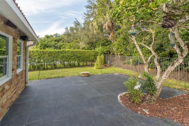 Building Photo - 1222 Manor Ct