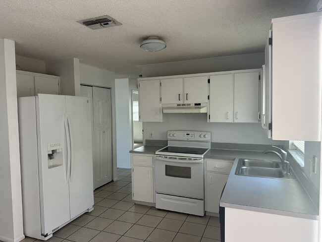 Building Photo - Cute 2 Bedroom, 2 Bathroom, 1 Car Garage h...