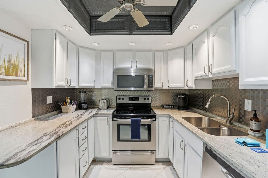 Building Photo - 27526 Los Amigos Ln