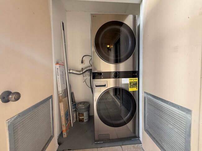 Building Photo - 6820 Palmetto Cir S