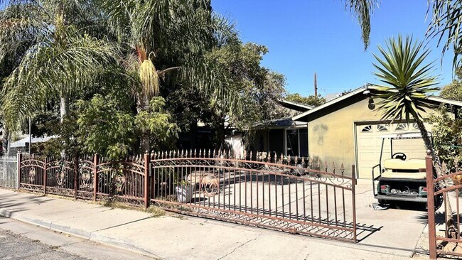 Primary Photo - 219 E 10th St
