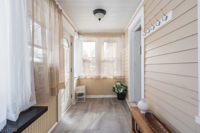 Building Photo - 529 Ainsworth St