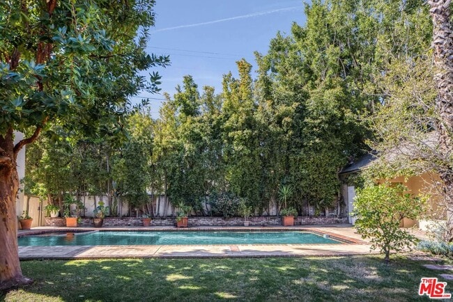 Building Photo - 627 Elm Dr