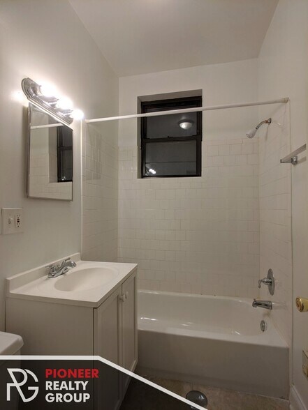 Building Photo - 546 W Wellington Ave