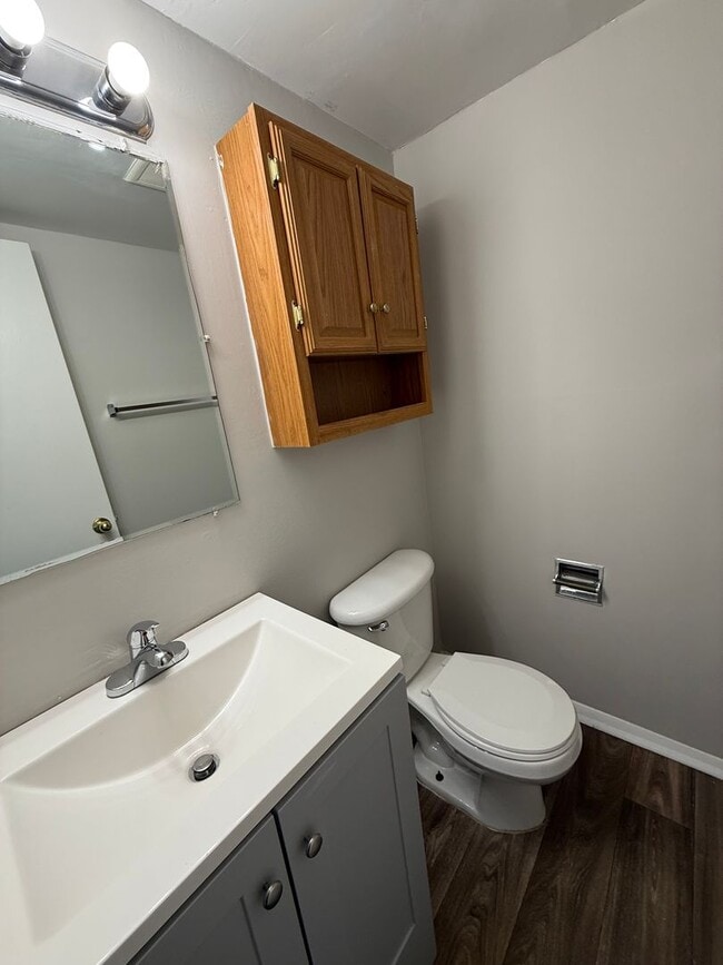 Building Photo - 4805 Lakeside Dr