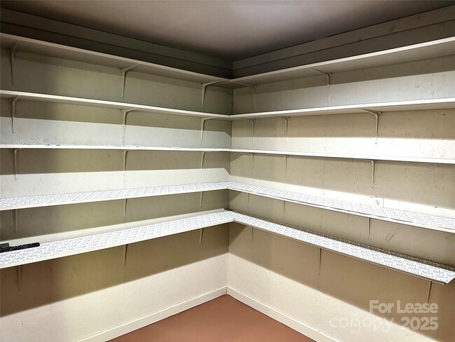 Building Photo - 2054 Hickory Hills Dr