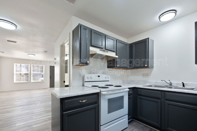 Building Photo - 955 Leroy St