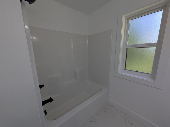 Building Photo - View of the Bay! 3 Bed 3.5 Bath with Garage!