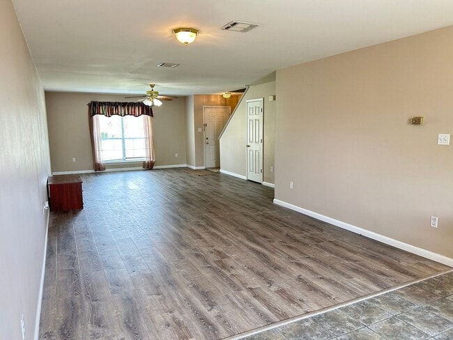 Building Photo - Spacious 2BR Town house in Houma