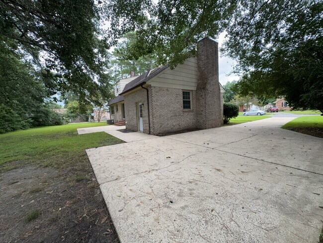 Building Photo - 203 King Richard Ct