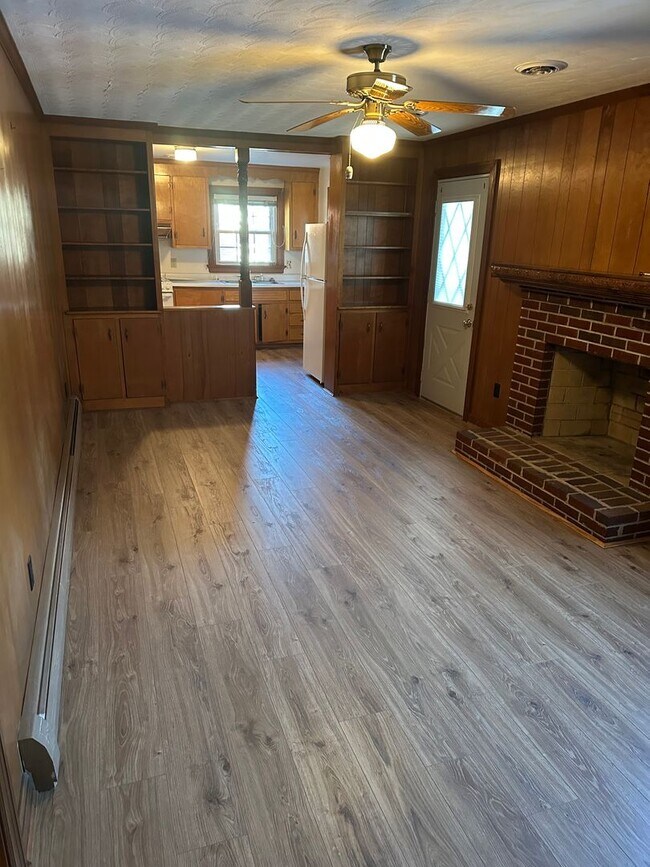 Building Photo - Well maintained 3 Bedroom/2 bath brick rancher in Mechanicsville with large backyard and two car ...