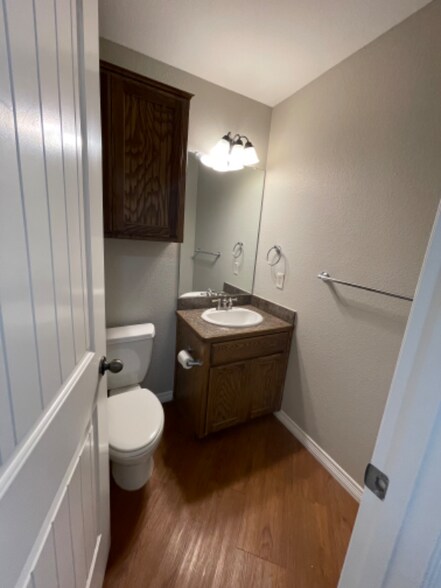 Building Photo - 604 Hilltop Dr