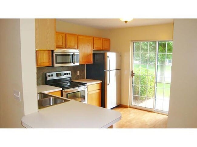 Building Photo - 2 Bedroom, 2 bathroom Townhome in Apple Va...