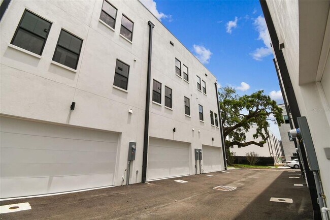 Building Photo - 1218 E Kay St