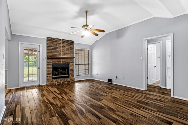 Building Photo - Check Out This 3 Bedroom 2 Bath Close to B...