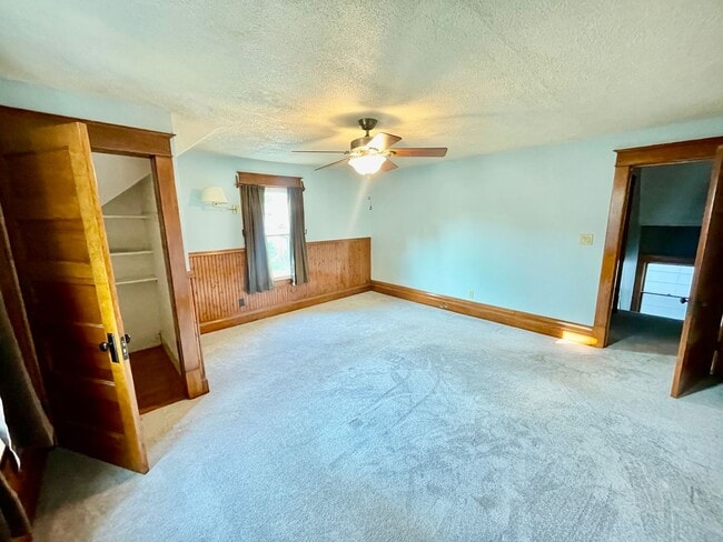 Building Photo - Charming 4 Bedroom Home