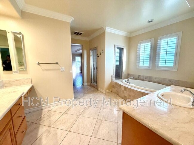 Building Photo - 114 Tearose