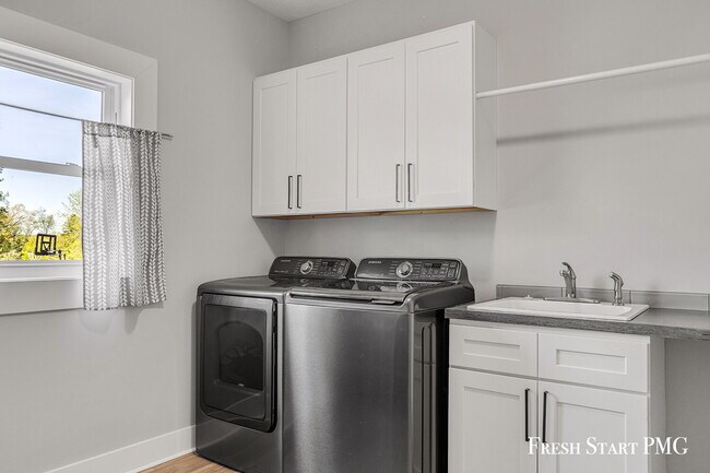 Building Photo - Spacious 6-Bedroom Retreat in Rockford with 3.5 Luxurious Baths