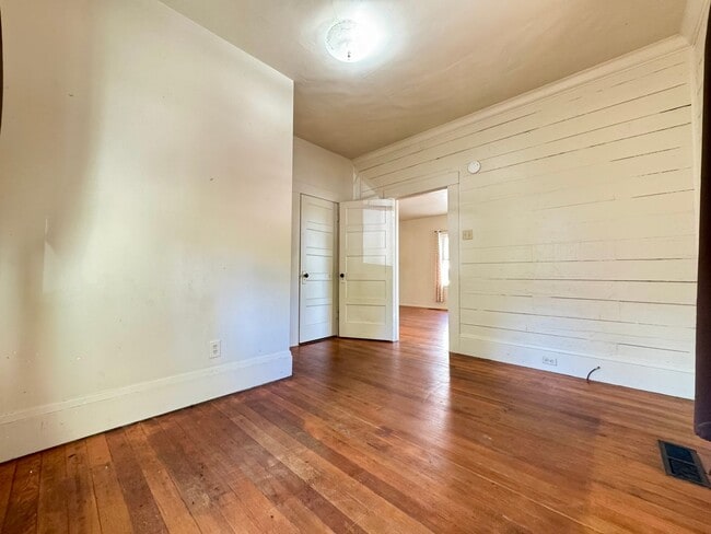 Building Photo - 2 Story home close to downtown