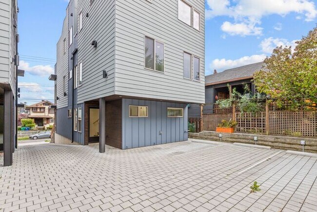 Building Photo - Stunning Ultra-Modern Central District Tow...