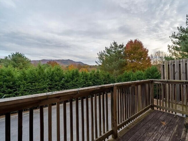 Building Photo - 1709 Cherokee Rd