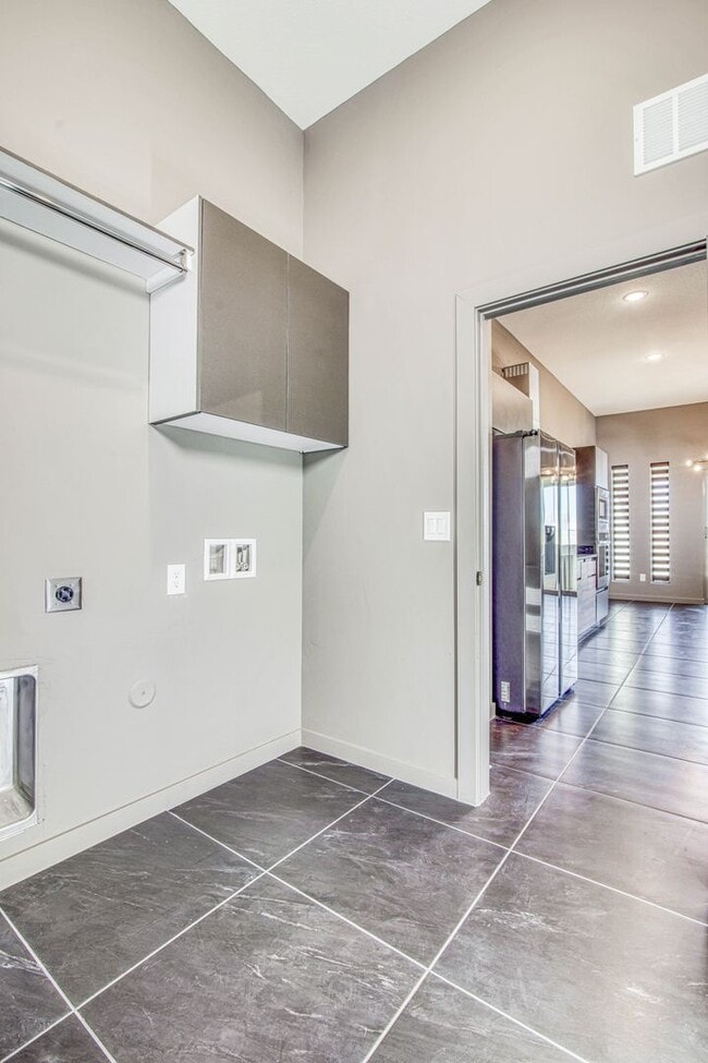 Building Photo - Beautiful East side House 4 bed-2.5 baths, part of The Overlook Casa Club that includes Swimming ...