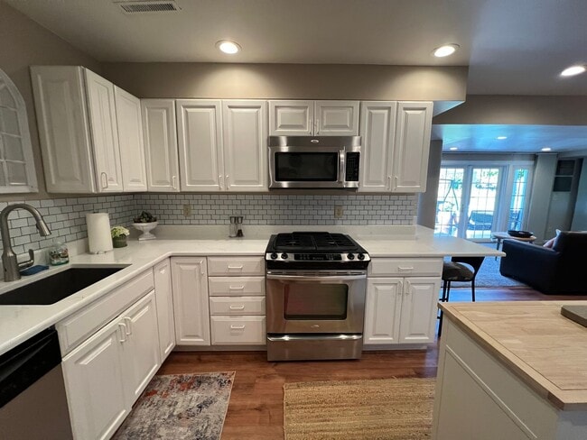 Building Photo - Carriage House