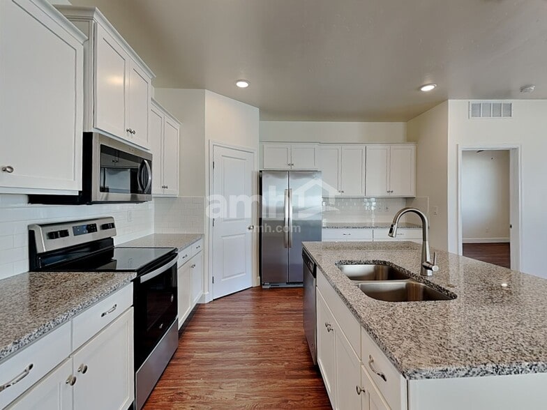 Building Photo - 5124 W Milliron Dr