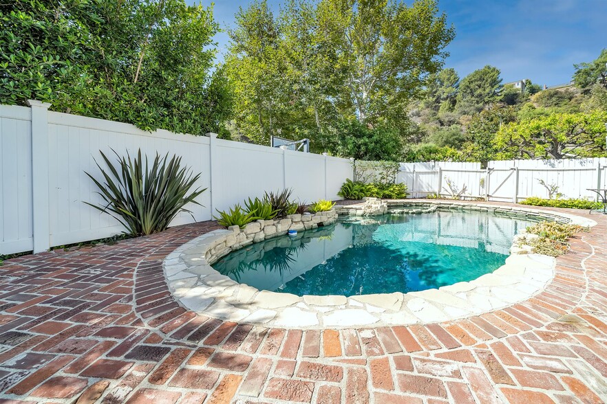 Building Photo - 2324 Banyan Dr