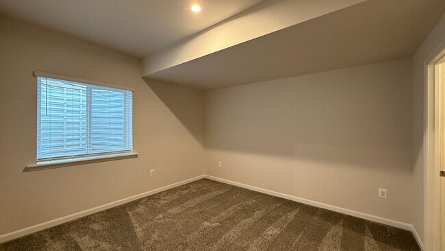 Building Photo - Spotsy Courthouse - Large Ranch Home