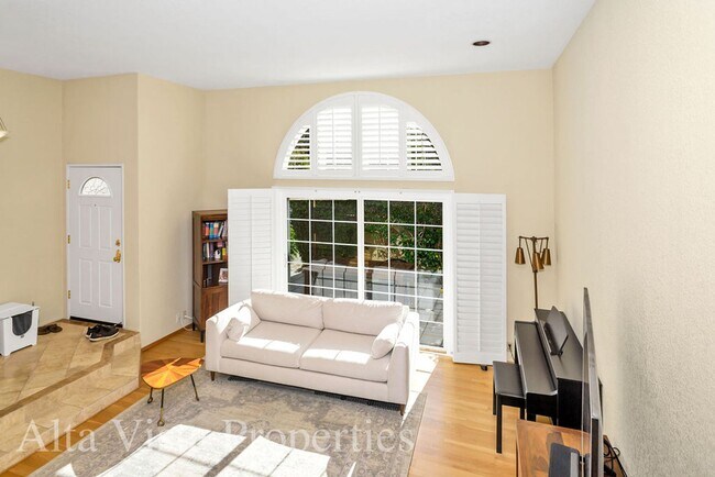Building Photo - Beautiful Dual Master bedroom Townhome in ...