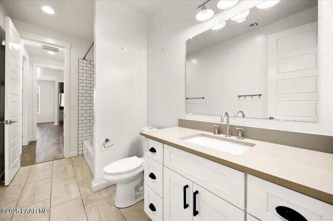 Building Photo - 1643 Stratford Pl