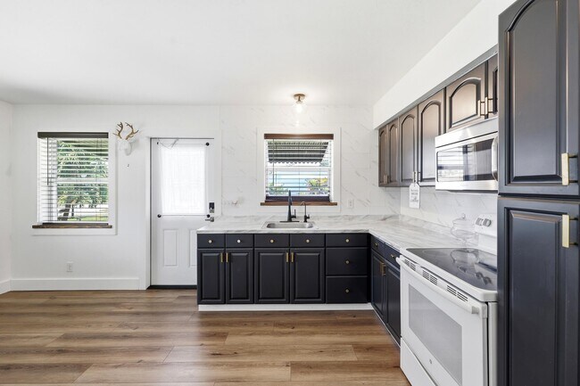Building Photo - 2708 Hinda Rd