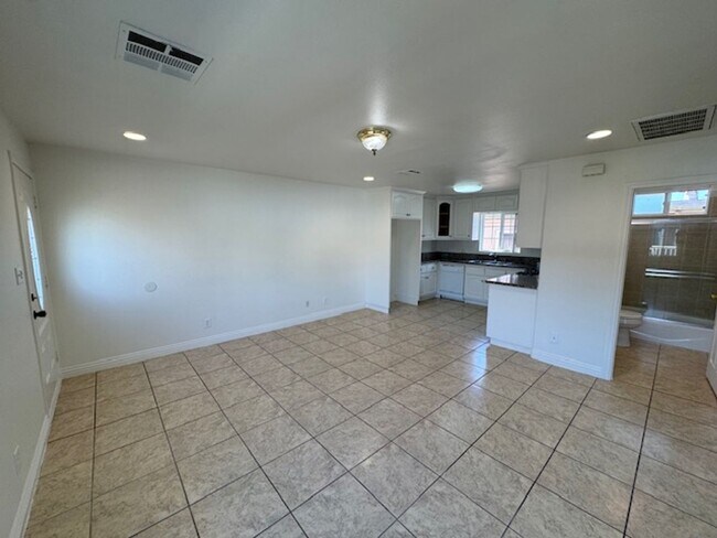 Building Photo - 253 E Plymouth St