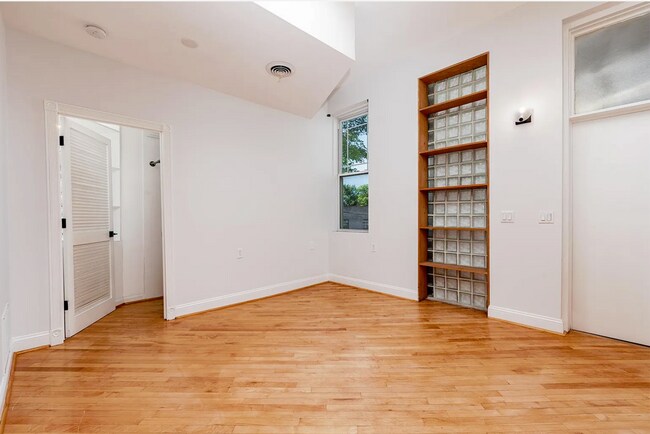 Building Photo - 1337 S Vandeventer Ave
