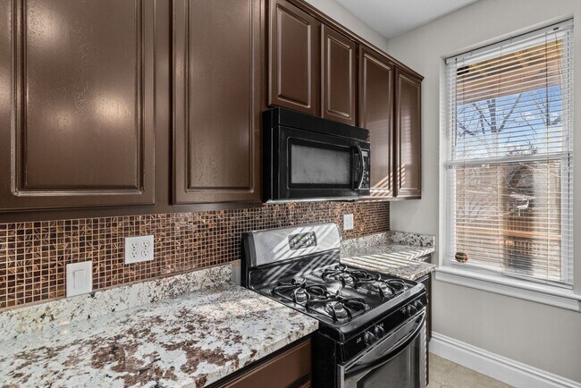 Building Photo - *MOVE IN SPECIAL* High end, 3 bedroom single family home in The Grove!