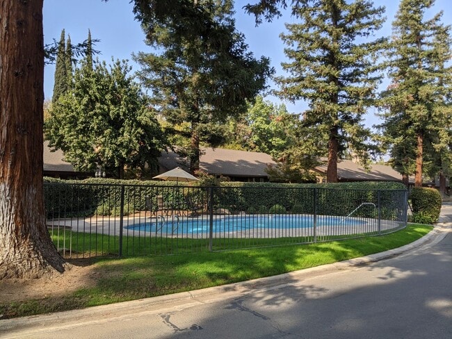 Building Photo - Spacious Bullard Area condo, recently upda...