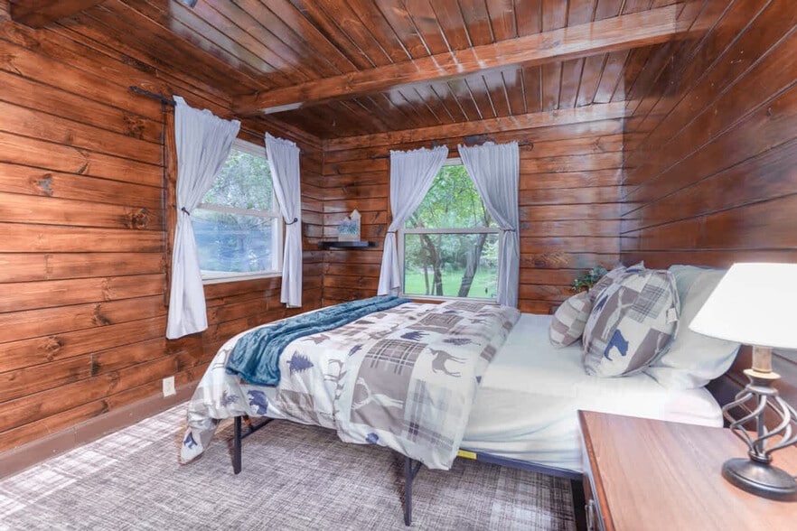 Building Photo - 15039 Pleasant Valley Rd