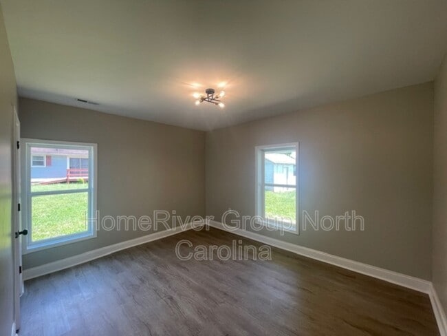 Building Photo - 209 N Davis Ave