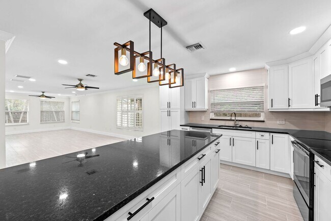 Building Photo - Naples Park - 3 Bedroom, 2 Bathroom - Annu...