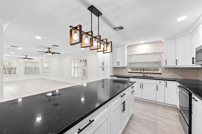 Building Photo - Naples Park - 3 Bedroom, 2 Bathroom - Annual Rental